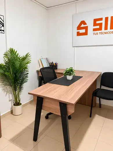 Oficina con escritorio de madera y señalización de SIMIL, empresa de Grupo OPESA