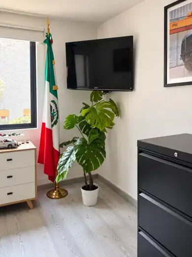 Oficina con bandera de México y archivero