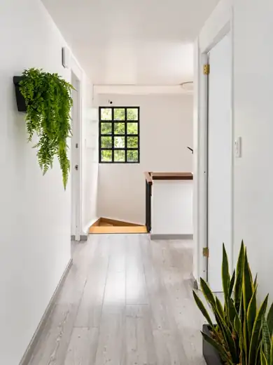 Pasillo y escalera de las oficinas