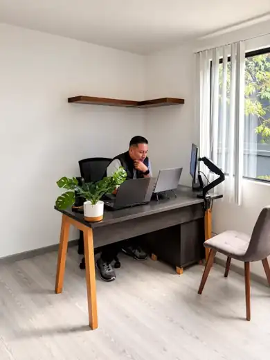 Integrante del equipo trabajando en su escritorio